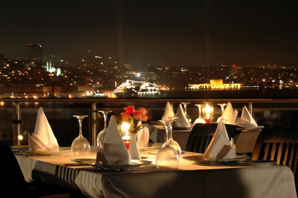 Atemraubender Ausblick bei einem romantischen Candle Light Dinner