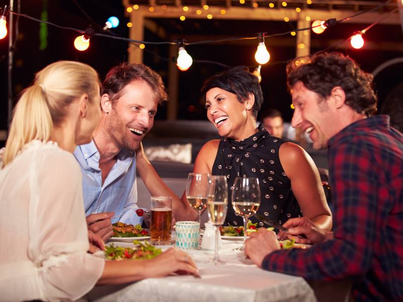 Nette Menschen und vielleicht auch mehr beim Jumping Dinner bei einem gemeinsamen Essen kennenlernen