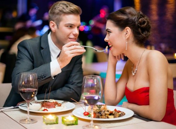 Leidenschaft und Zweisamkeit bei einem Romantikdinner in einem edlen Restaurant