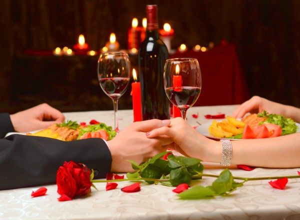 Besuch in einem romantischen Restaurant: Innige Berührungen und ein Abend voller Hingabe